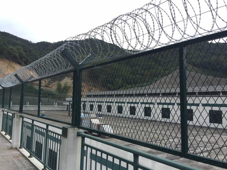 監(jiān)墻巡邏道專用隔離網(wǎng)