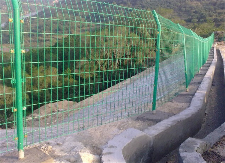 雙邊絲護欄網(wǎng)的應用以及特性