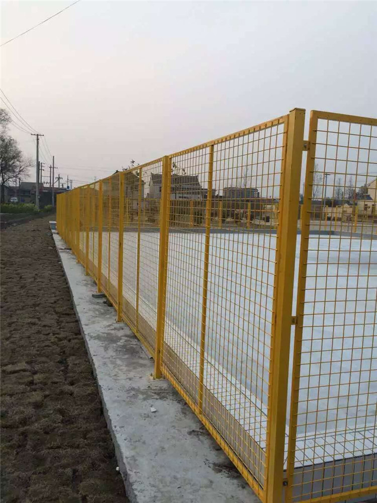 基坑防護欄臨邊和立柱是怎樣連接的？