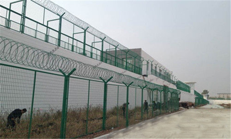 看守所、拘留所安裝防攀爬金屬隔離網(wǎng)時(shí)的注意事項(xiàng)